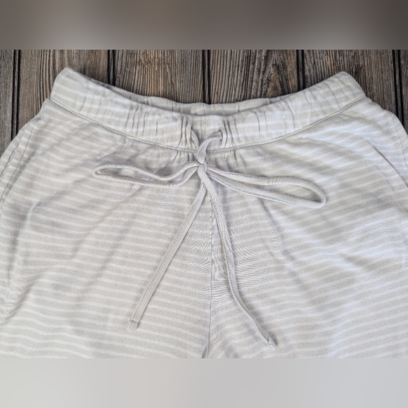 The Company Store 2-piece Pajama Set Size Small One Stain On Leg - Picture 7 of 15